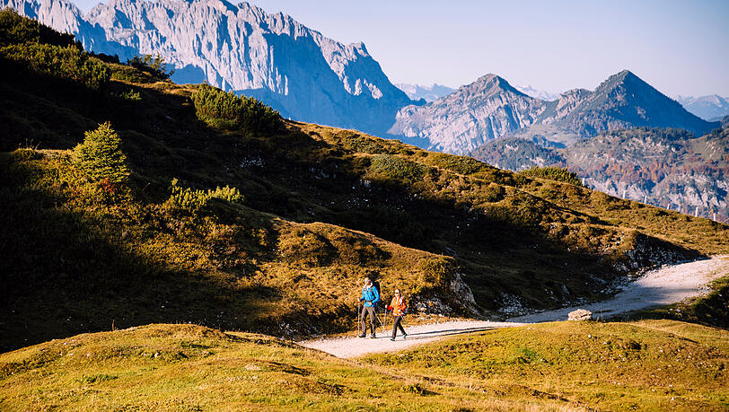 Eine gemütliche Herbstwanderung im Kaiserwinkl Tirol mit einer spektakulären Bergkulisse. Eine gemütliche Herbstwanderung im Kaiserwinkl Tirol mit einer spektakulären Bergkulisse.