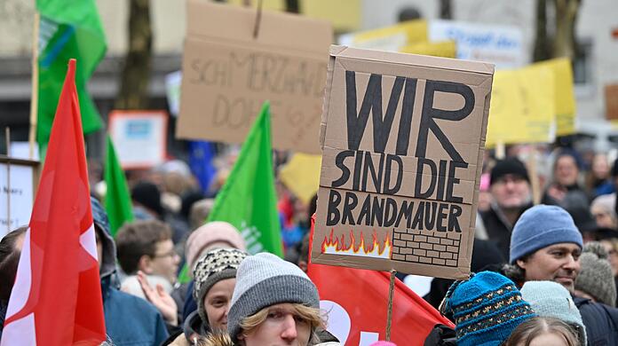 Zehntausende Menschen haben in vielen Städten Bayerns unter anderem dagegen protestiert, Mehrheiten mit Hilfe der AfD zu organisieren.