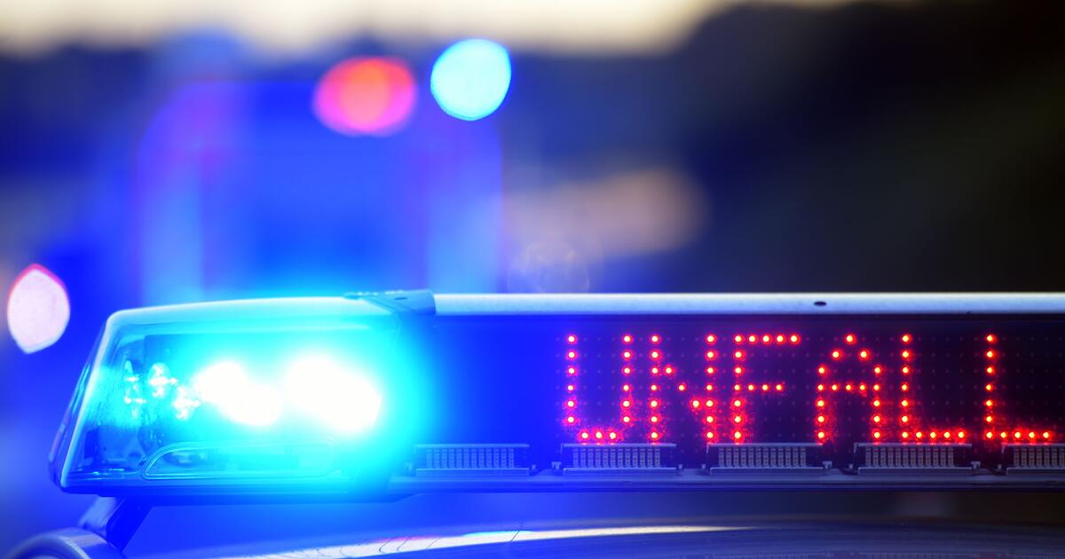 Vollsperrung-auf-B17-nach-Unfall-mit-brennendem-Auto