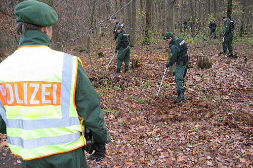 Eine Hundertschaft der Bereitschaftspolizei aus Sulzbach-Rosenberg durchkämmte den Wald an der Liegnitzer Straße in Langwasser auf der Suche nach Helmut Wolf.