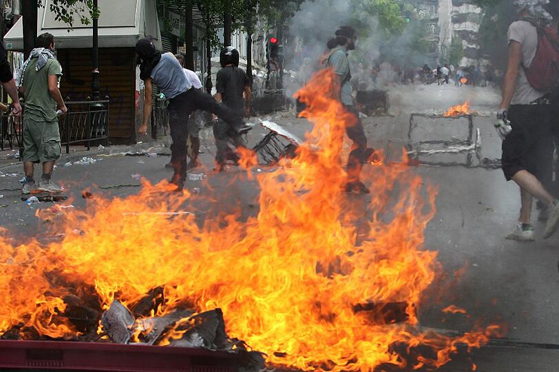 Am Mittwochabend und in der Nacht ist es zu heftigen Straßenschlachten zwischen der Polizei und Demonstranten in Athen gekommen. Mindestens 60 Menschen seien leicht verletzt
worden, berichtete das staatliche Fernsehen (NET). Tausende Menschen protestierten friedlich bis in die frühen
Morgenstunden vor dem Parlament in Athen gegen das harte Sparprogramm
der Regierung.