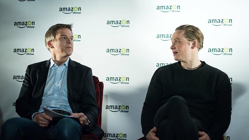 E - Eigenproduktionen: 2017 ist das Jahr der ersten deutschen Eigenproduktionen bei mehreren Video-on-Demand-Anbietern. Maxdome bringt Ende Januar die Buddy-Serie "Jerks" mit Christian Ulmen und Fahri Yardim, Amazon Prime Video im März die Thriller-Serie "You Are Wanted" von und mit Matthias Schweighöfer und Netflix die Serie "Dark" von Regisseur Baran bo Odar ("Who Am I - Kein System ist sicher").