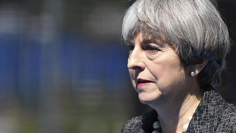 Der Vorsprung von Theresa Mays Konservativen schrumpft vor den britischen Parlamentswahlen.