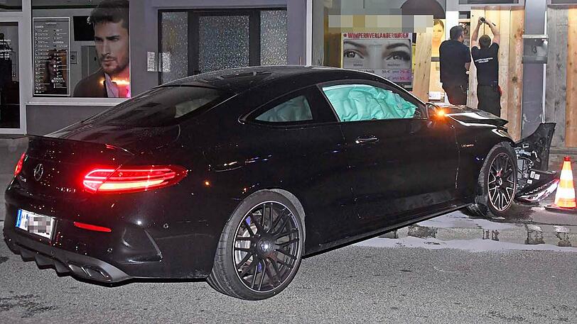 Der Mercedes AMG landete im Schaufenster eines Nagelstudios in der Moosacher Straße. Klicken Sie sich durch die Bilder.