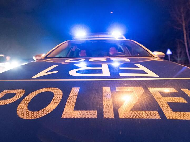 Ein Polizeifahrzeug steht mit Blaulicht auf der Straße. Foto: Patrick Seeger/dpa/Archivbild