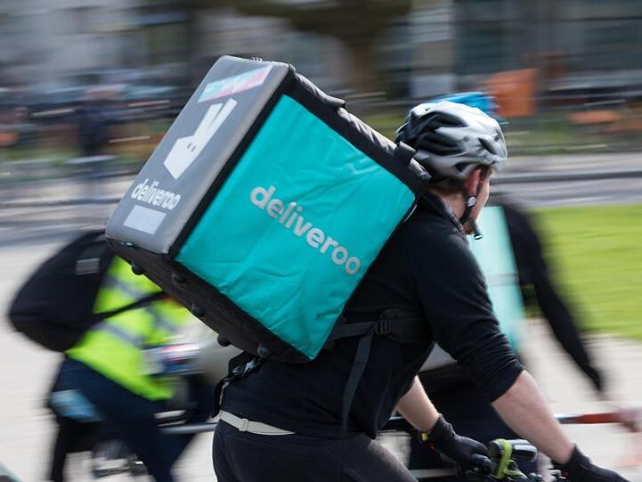 In Großstädten konkurrieren inzwischen vor allem zwei große Anbieter: Kunden bestellen bei Deliveroo oder Lieferando per App Gerichte von Restaurants in der Nähe.