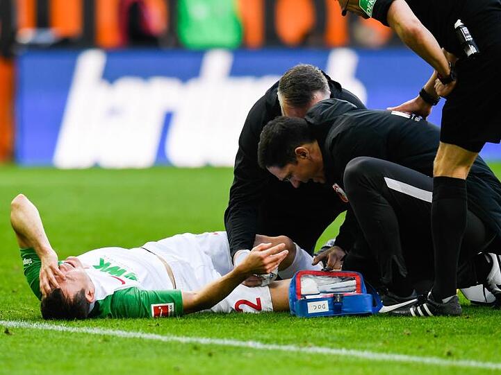 Augsburgs Stephan Lichtsteiner liegt beim Spiel gegen den SC Freiburg verletzt auf dem Boden. Foto: Tom Weller/dpa