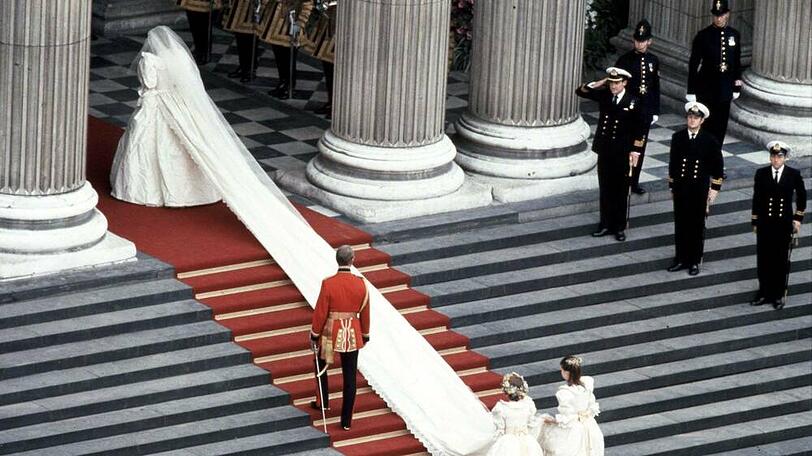 Prinzessin Diana schreitet am 29. Juli 1981 die Stufen der St. Paul's Cathedral hinauf.