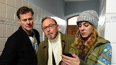 "München Mord: Ausnahmezustand": Die Kommissare Harald Neuhauser (Marcus Mittermeier, l.), Ludwig Schaller (Alexander Held) und Angelika Flierl (Bernadette Heerwagen) begutachten die Leiche im Flur eines Hauses in Giesing.