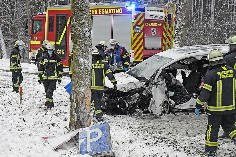 Auf der winterlichen Straße war die Frau verunfallt.