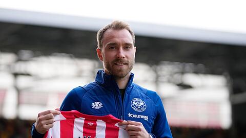 Brentfords dänischer Neuzugang Christian Eriksen hält bei seiner offiziellen Präsentation sein Trikot in den Händen.