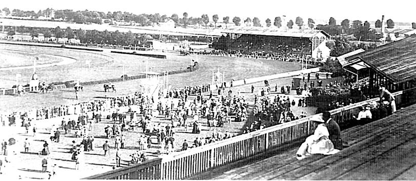 So sah die Rennbahn 1903 aus - im siebten Jahr ihres Bestehens. Das erste Rennen fand am 27. Mai 1897 statt. Schon damals herrschte reger Betrieb auf der Galopprennbahn.