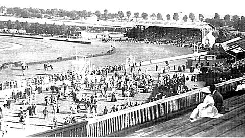 So sah die Rennbahn 1903 aus - im siebten Jahr ihres Bestehens. Das erste Rennen fand am 27. Mai 1897 statt. Schon damals herrschte reger Betrieb auf der Galopprennbahn.