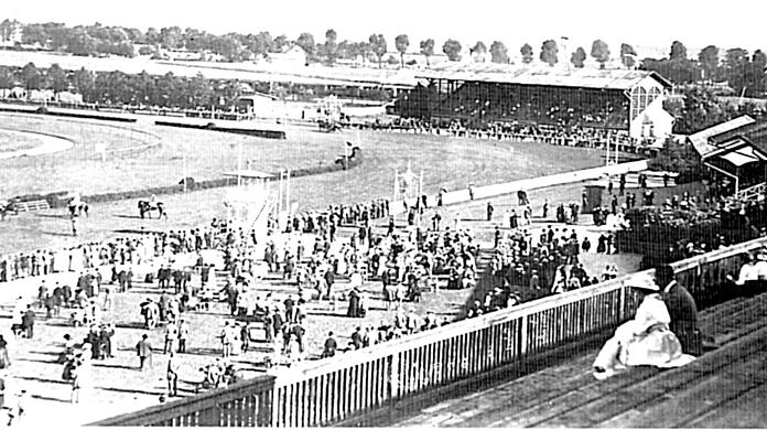 So sah die Rennbahn 1903 aus - im siebten Jahr ihres Bestehens. Das erste Rennen fand am 27. Mai 1897 statt. Schon damals herrschte reger Betrieb auf der Galopprennbahn.