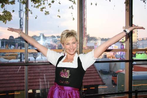 Klassisch schön: Schlagersängerin Claudia Jung im feschen Dirndl auf der Wiesn.