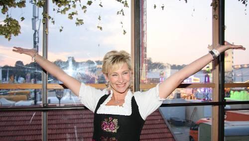 Klassisch schön: Schlagersängerin Claudia Jung im feschen Dirndl auf der Wiesn. Klassisch schön: Schlagersängerin Claudia Jung im feschen Dirndl auf der Wiesn.