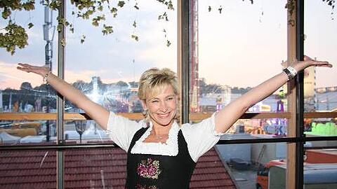 Klassisch schön: Schlagersängerin Claudia Jung im feschen Dirndl auf der Wiesn.