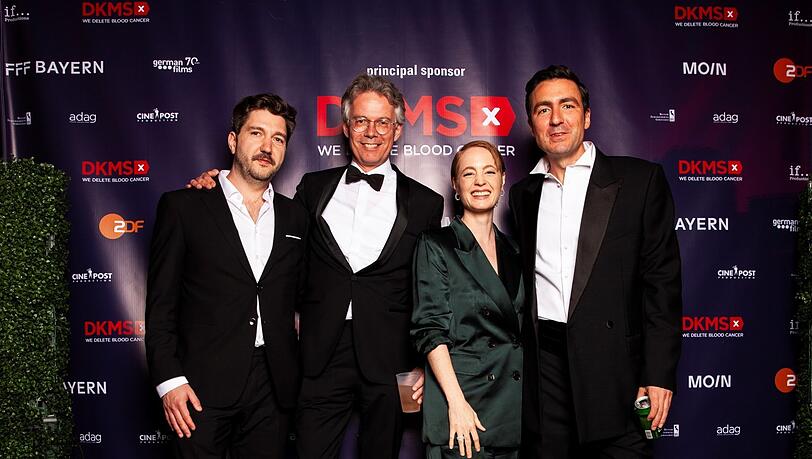 Der Produzent Ingo Fliess (2. von links) mit dem Drehbuchautor Johannes Duncker, der Hauptdarstellerin Leonie Benesch und Regisseur Ilker Çatak (rechts) beim Empfang nach der Oscar-Verleihung. Der Produzent Ingo Fliess (2. von links) mit dem Drehbuchautor Johannes Duncker, der Hauptdarstellerin Leonie Benesch und Regisseur Ilker Çatak (rechts) beim Empfang nach der Oscar-Verleihung.