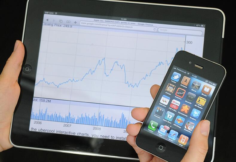 Und so treiben wir seine Weiterentwicklung ungebremst voran. Die neueste Computer-Generation: Ohne Tasten, nur über ein Touchpad bedient. Kleine Smartphones (hier das iPhone von Apple), große Tablet PCs (hier das iPad von Apple). Was kommt als nächstes?