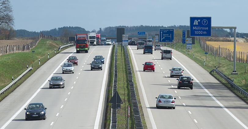 6. Vorausschauend fahren und schnell hochschalten – diese Kombination bietet das größte Spritsparpotenzial. Der Motor sollte eine niedrige Drehzahl unter 2000 Umdrehungen pro Minute behalten. Das heißt dem VCD zufolge: Nach dem Anfahren zügig den zweiten Gang einlegen, bei 25 bis 30 km/h in den dritten Gang wechseln, bei Tempo 35 bis 45 in den vierten und bei 50 bis 55 in den fünften Gang.