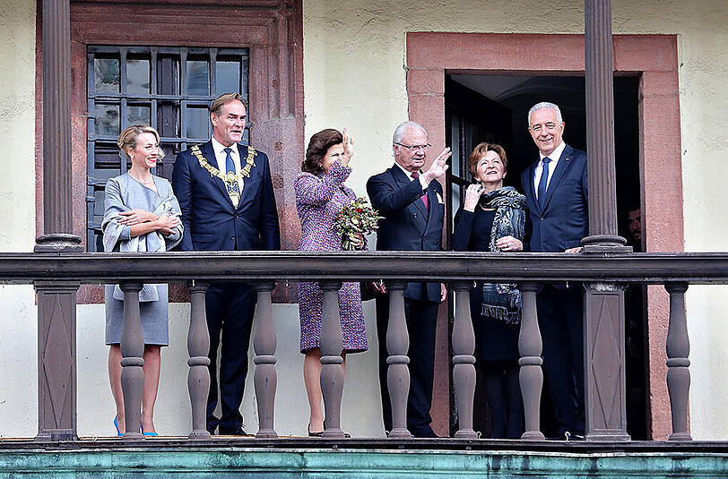 Leipzigs OB Burkhard Jung (SPD, 2.v.l) und seine Frau Ayleena (l) stehen mit König Carl XVI. Gustaf (4.v.l) und seiner Frau Königin Silvia von Schweden (3.v.l) sowie Sachsens Ministerpräsident Stanislaw Tillich (CDU, r) und Frau Veronika auf dem Balkon vom Alten Rathaus in Leipzig.