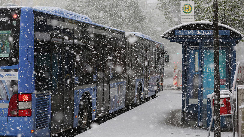 Schnee in München: Am Dienstag, genau zum Berufsverkehr, setzte das weiße Treiben ein.
