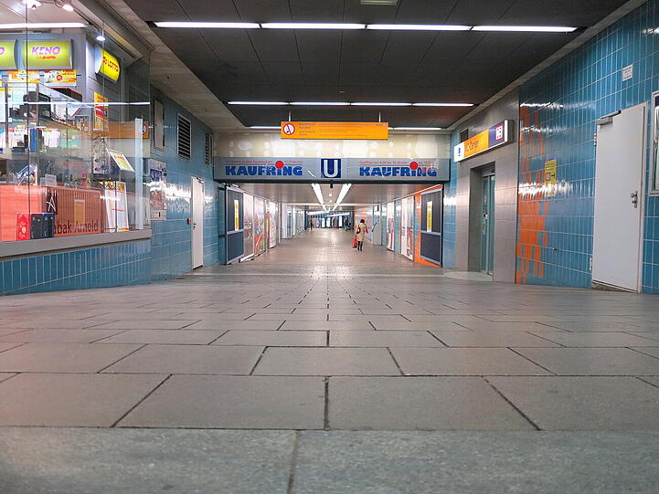 Durchgang aus der Schalterhalle zum Zugang - nirgendwo ist ein Hinweisschild zu sehen.