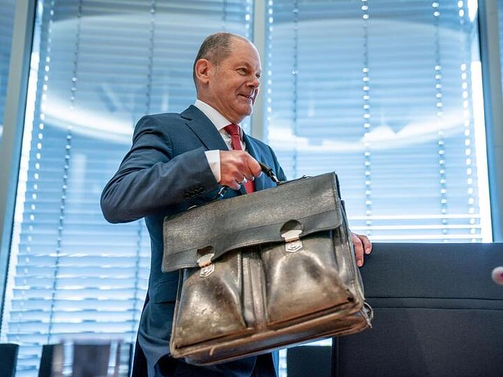 Wegen der weiter schwelenden Corona-Krise möchte Bundesfinanzminister Scholz die Auszahlung des Kurzarbeitergelds ausweiten.