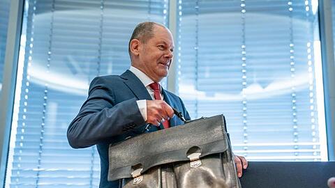 Wegen der weiter schwelenden Corona-Krise möchte Bundesfinanzminister Scholz die Auszahlung des Kurzarbeitergelds ausweiten.