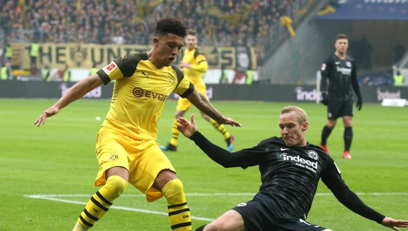 Der Dortmunder Jadon Sancho (l) wird von Frankfurts Sebastian Rode im Dribbling bedrängt. Der Dortmunder Jadon Sancho (l) wird von Frankfurts Sebastian Rode im Dribbling bedrängt.
