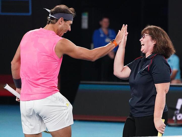 Tennisstar trat beim Benefizspiel zu Gunsten der Opfer der Buschbrände in Australien gemeinsam mit der Feuerwehrfrau Deb Boirg im Doppel an.