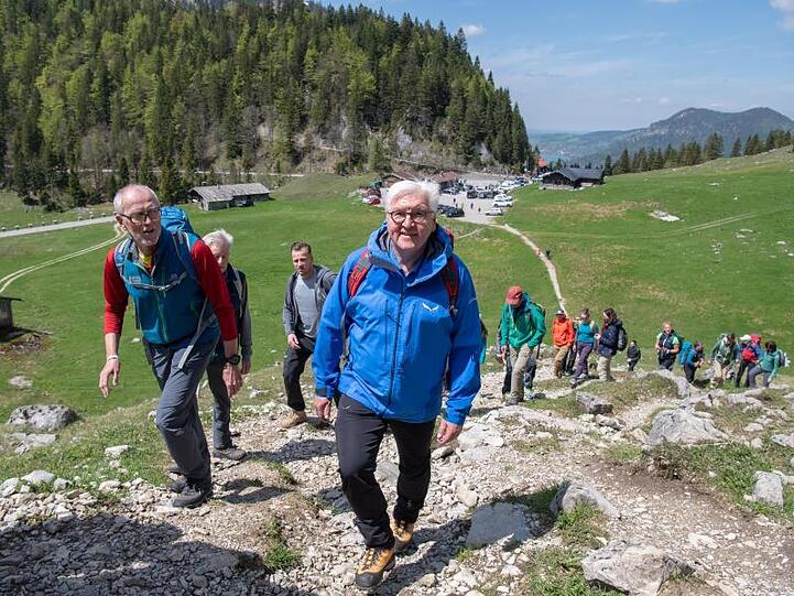 Bundespräsident Frank-Walter Steinmeier wandert mit Vertretern des Deutschen Alpenvereins. Foto: Peter Kneffel