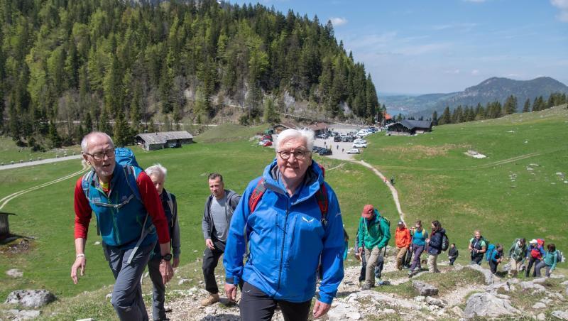 Bundespräsident Frank-Walter Steinmeier wandert mit Vertretern des Deutschen Alpenvereins. Foto: Peter Kneffel Bundespräsident Frank-Walter Steinmeier wandert mit Vertretern des Deutschen Alpenvereins. Foto: Peter Kneffel