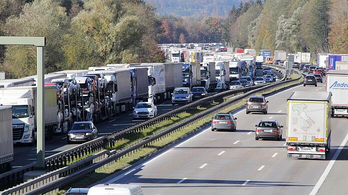 Zahlreiche Lastwagen stauen sich kilometerlang im Inntal auf der Autobahn 8 in Richtung Österreich. (Archivbild)