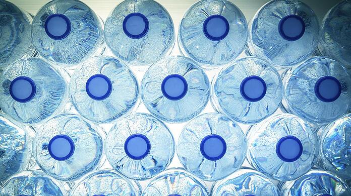 Unternehmen wie Aldi Nord und Red Bull haben zuletzt Mineralwasserhersteller gekauft. Doch die Entnahme von Wasser durch Konzerne sei unethisch, sagt Christian Hierneis, umweltpolitischer Sprecher der Grünen im bayerischen Landtag.