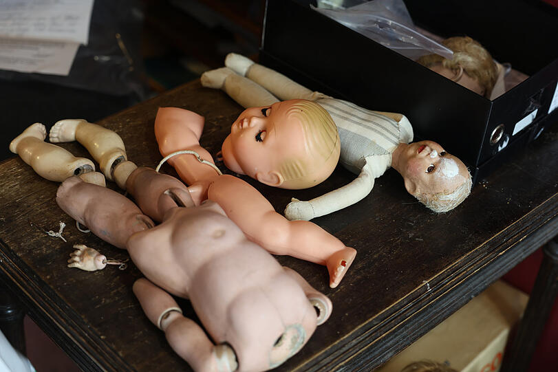 Auf dem OP-Tisch der Puppen-Klinik: Es gibt immer viel zu tun.