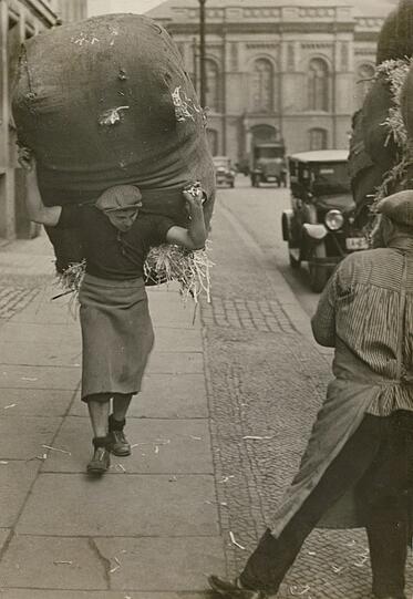 Friedrich Seidenstücker war viel unterwegs auf den Straßen Berlins und nah dran an den Leuten. Hier ein Altpapierträger, aufgenommen im Jahr 1930.