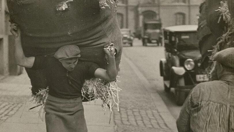 Friedrich Seidenstücker war viel unterwegs auf den Straßen Berlins und nah dran an den Leuten. Hier ein Altpapierträger, aufgenommen im Jahr 1930. Friedrich Seidenstücker war viel unterwegs auf den Straßen Berlins und nah dran an den Leuten. Hier ein Altpapierträger, aufgenommen im Jahr 1930.