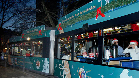 So schaut sie aus, die moderne Christkindltram. Drinnen gibts Glühwein, Kinderpunsch und sogar Lebkuchen zur Rundfahrt durch die Altstadt.