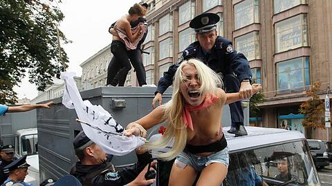 Sie sind wieder auf der Straße - die Nackt-Aktivistinnen der ukrainischen Frauenrechtsbewegung FEMEN. Hier protestierten sie publikumswirksam auf dem Dach eines Polizei-Fahrzeuges gegen die Inhaftierung von Ex-Regierungschefin Julia Timoschenko.