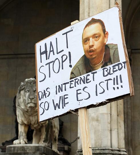 Affige Kostüme, witzige Plakate und viele Masken: Die Bilder von der Anti-ACTA-Demo in München