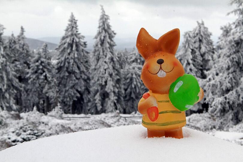 Auf dem Brocken im Harz liegt Schnee.