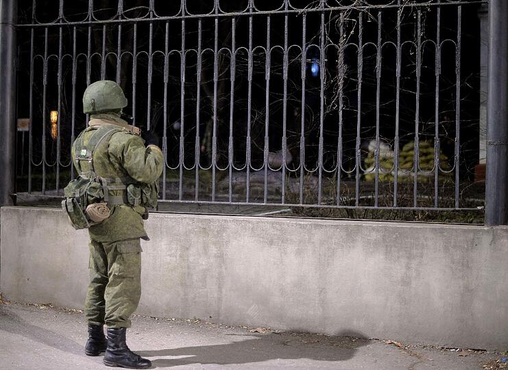 Konfrontation zwischen russischen und ukrainischen Soldaten vor einer Navy-Basis in Simferopol: die Bilder.