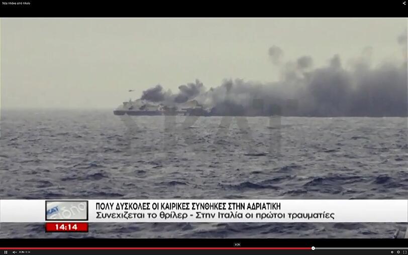Die Mittelmeer-Fähre "Norman Atlantic" steht seit dem frühen Morgen in Flammen. Mindestens 300 Menschen sind noch an Bord.
