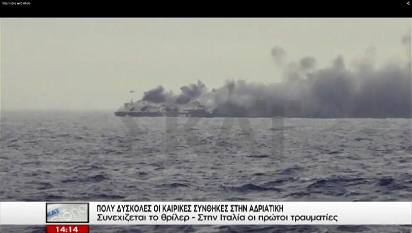 Die Mittelmeer-Fähre "Norman Atlantic" steht seit dem frühen Morgen in Flammen. Mindestens 300 Menschen sind noch an Bord. Die Mittelmeer-Fähre "Norman Atlantic" steht seit dem frühen Morgen in Flammen. Mindestens 300 Menschen sind noch an Bord.