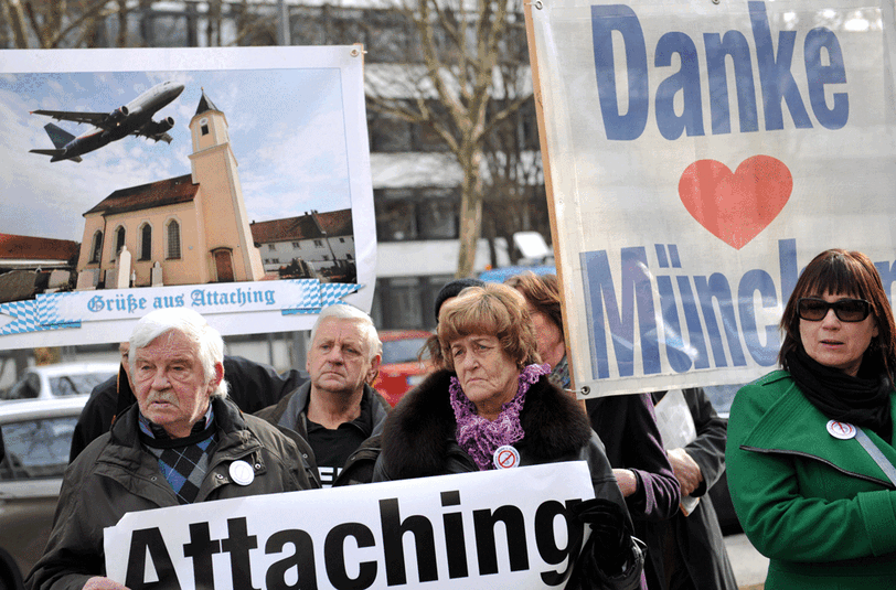 Bürgerinnen und Bürger des Aktionsbündnisses "AufgeMUCkt" protestieren vor dem Bayerischen Verwaltungsgerichtshof in München (Bayern) am 20.03.2013 gegen die dritte Startbahn.