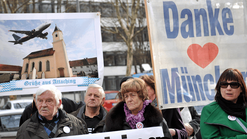 Bürgerinnen und Bürger des Aktionsbündnisses "AufgeMUCkt" protestieren vor dem Bayerischen Verwaltungsgerichtshof in München (Bayern) am 20.03.2013 gegen die dritte Startbahn. Bürgerinnen und Bürger des Aktionsbündnisses "AufgeMUCkt" protestieren vor dem Bayerischen Verwaltungsgerichtshof in München (Bayern) am 20.03.2013 gegen die dritte Startbahn.
