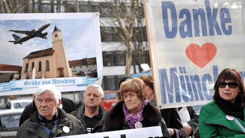 Bürgerinnen und Bürger des Aktionsbündnisses "AufgeMUCkt" protestieren vor dem Bayerischen Verwaltungsgerichtshof in München (Bayern) am 20.03.2013 gegen die dritte Startbahn.