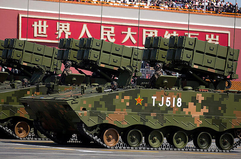 Bei der größten Militärparade seiner Geschichte hat China seine neuen Superwaffen präsentiert.