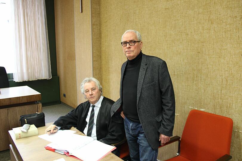 Im Amtsgericht: Künstler Günter Wangerin (r.) mit seinem Anwalt Hartmut Wächtler.